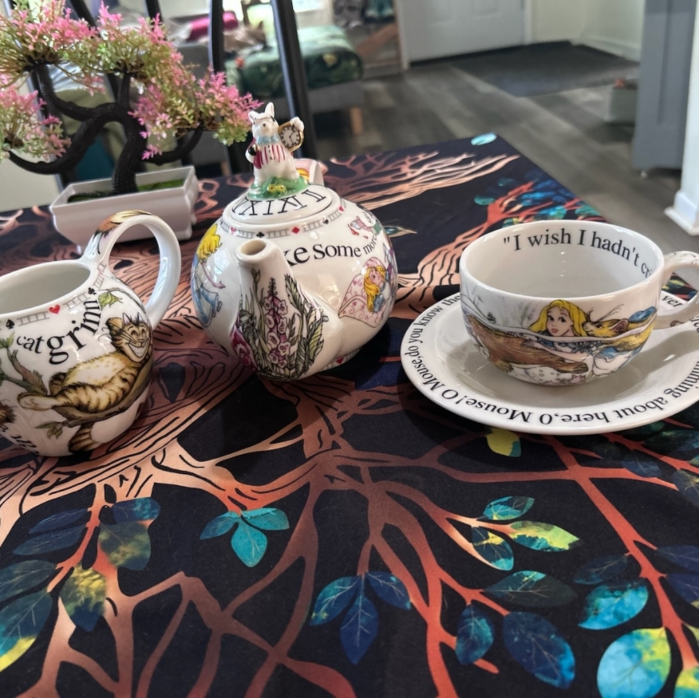 Alice in Wonderland Themed Tea Set Limited Edition - Picture 3 of 9